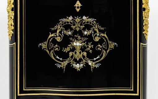 Sztuka inkrustacji i markieterii: jak dekoracyjne wstawki podnoszą wartość antyku