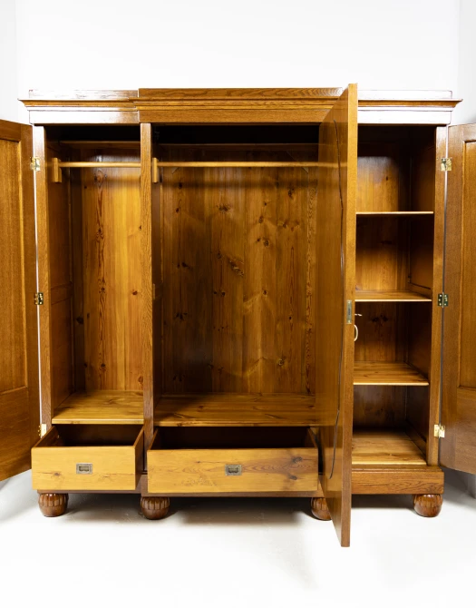 Duża szafa miedzywojenna