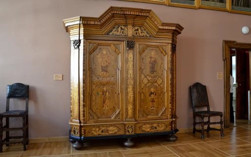 Szafa barokowa kontra szafa gdańska: porównanie dwóch monumentalnych stylów