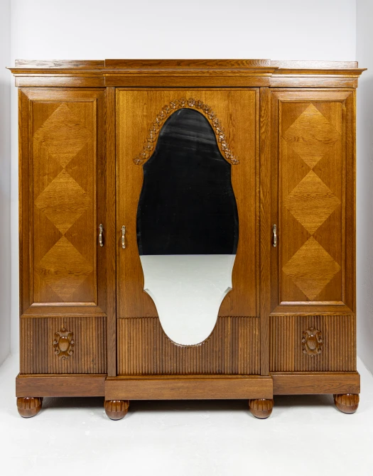 Duża szafa miedzywojenna