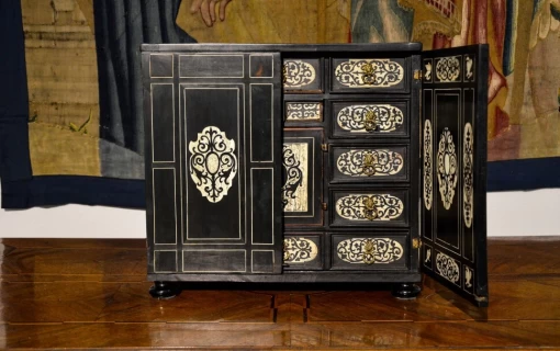 Sekretne życie sekretarzyka: funkcjonalność i historia tego zapomnianego mebla